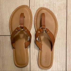 Le ChΓ’teau tan flat sandals in sz 7